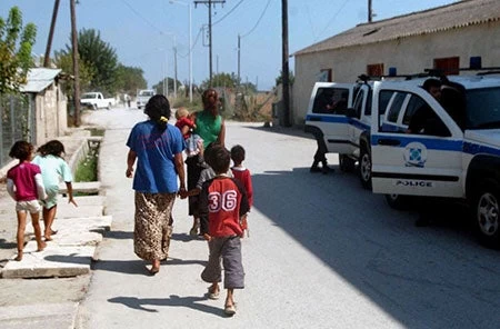 Λαμία: Ρομά προσπάθησαν να πατήσουν με αυτοκίνητο 42χρονο!
